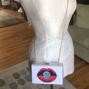 Diamond lip crossbody